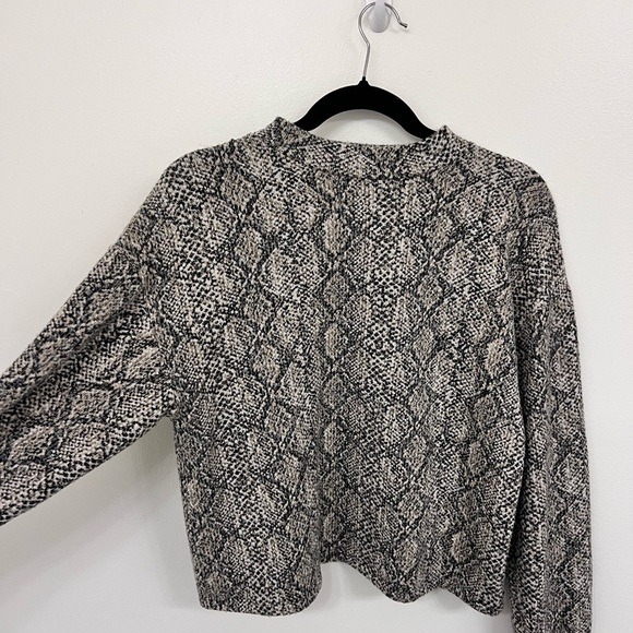 Zara Tops - Zara Monochrome snakeskin Textured Sweatshirt